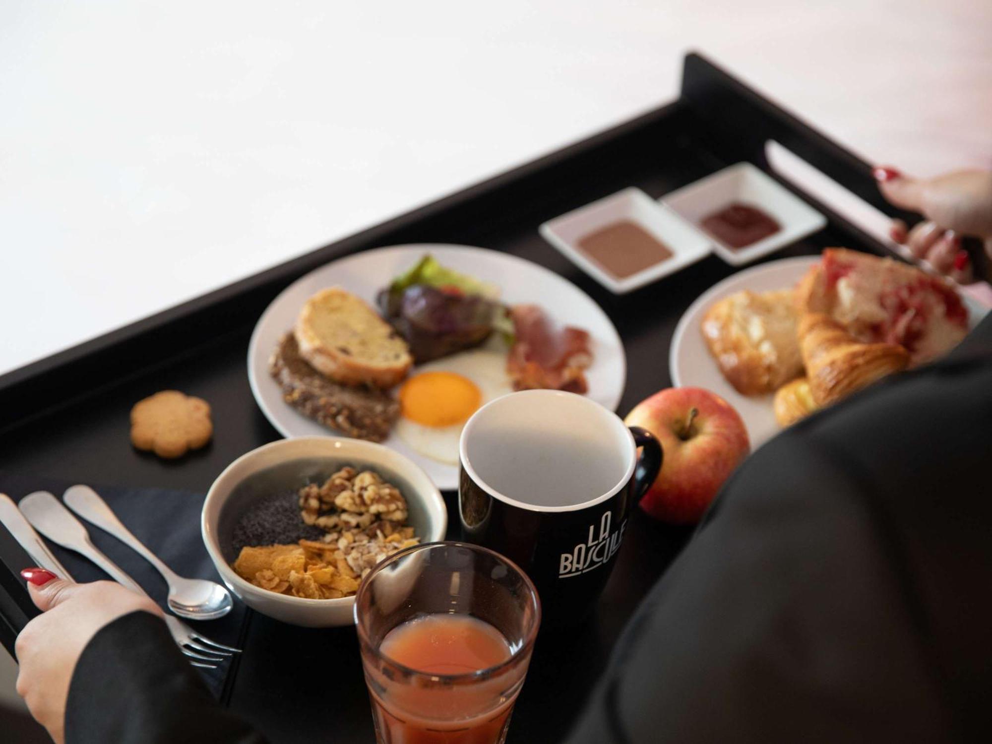 Hotel Mercure Lyon Centre Charpennes Вильорбан Екстериор снимка